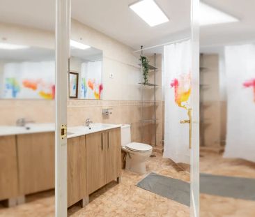 Room in a shared 6-bedroom apartment for rent in Embajadores, Madrid. - Photo 4