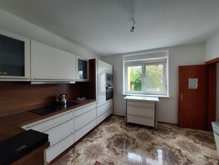 HELL, GERÄUMIG MIT POOL UND WERKSTATT - Photo 2