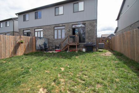 **STUNNING** 3 Bedroom Townhouse in St. Catharines!! - Photo 3