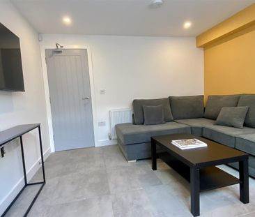 To Let - Photo 2