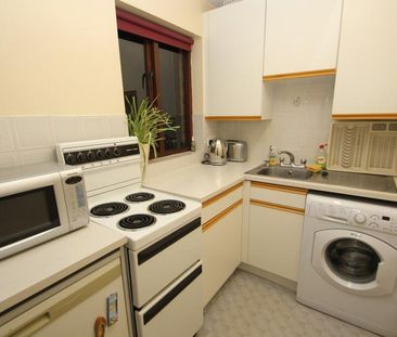 Tintagel Way, WokingProperty for lettings - Seymours - Photo 3