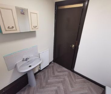 3 bedroom flat to rent - Photo 6