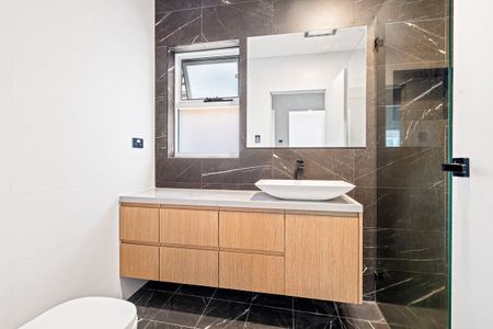 Modern & Spacious, A Home Ready For Easy Living - Photo 4