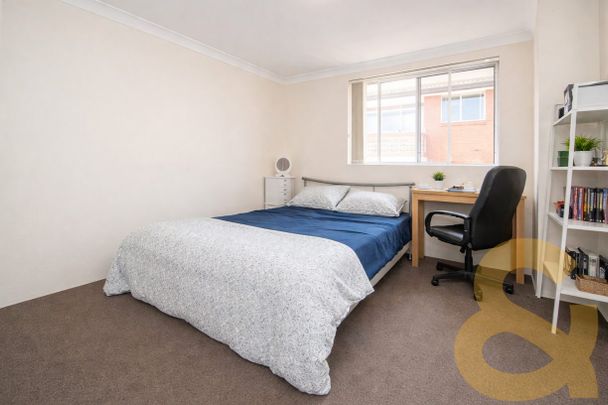 Stylish Top Floor Apartment in Secure Complex - Photo 1