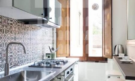 TRASTEVERE: Lovely modern and spacious 1 Bedrooms flat with lots of light on quiet street. Newly renovated fully equipped kitchen and bath. Large living room with with fireplace, dining, bedroom. Near all services, transport. Ref 444 - Photo 2