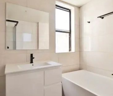 Well-Maintain | Bright 2 bedder Unit in Sought-after location! - Photo 4