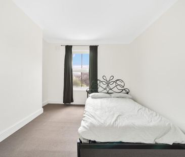 3 bedroom flat to rent - Photo 2