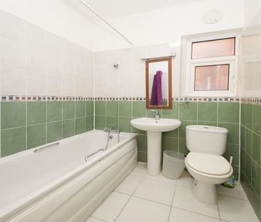2 Bedroom, 2 bath, 1 reception Flat - Photo 4