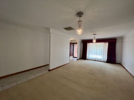 Large 4 Bedroom Home with 2 Living Areas! - Photo 4