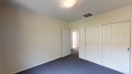 Lovely Townhouse Family Home - Photo 5