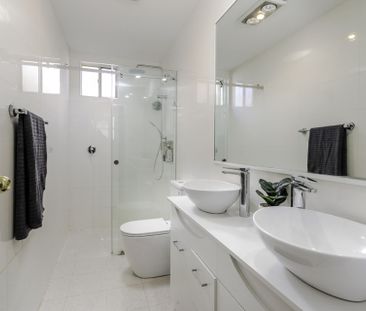 Three Bedroom Art Deco Modernised Home - Photo 5