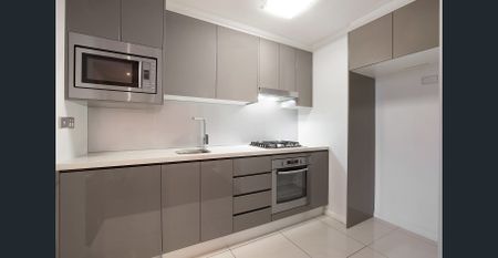 Modern apartment with expansive balcony in sought-after 'Alcove' complex - Photo 2