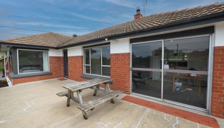 Sunny 3 Bedroom Home - Photo 4