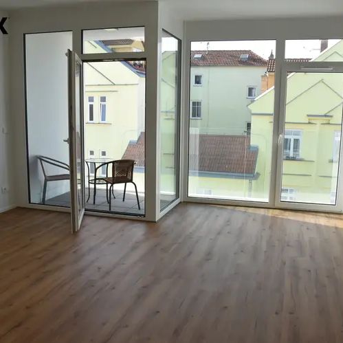 Pronájem byt 1+kk s balkónem, v novostavbě na ulici Jarošové ve Znojmě, garážové stání, sklep - Фото 1