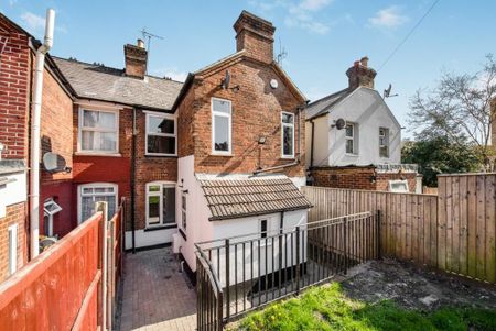 4 bedroom terraced house to rent - Photo 5