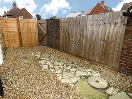 2 bedroom terraced house to rent - Photo 4