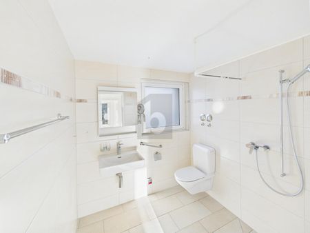 MODERN AND LIGHT-FLOODED - Photo 4