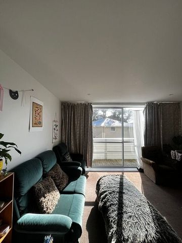 Stylish 3BR Townhouse in Newtown - Photo 2