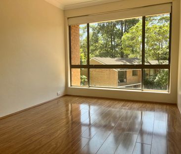 Renovated 3 Bedroom Town House | Double Lock Up Garage - Photo 3