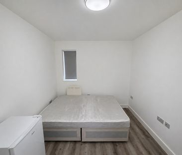 Studio Flat, Bannister Close, UB6 - Photo 1
