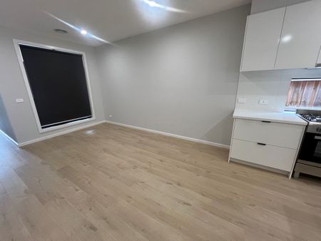 Brand New & Splendid Townhouse in West Footscray! - Photo 2