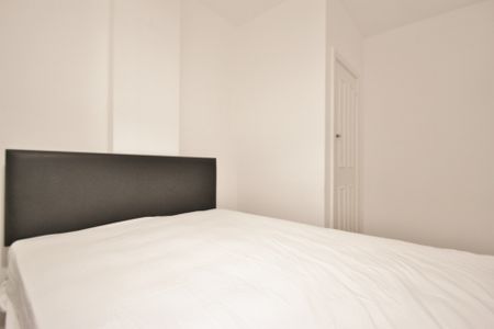 Latymer Court, Hammersmith Road, Hammersmith, London, W6 - Photo 3