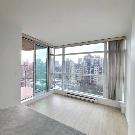 Pet Friendly - 1 Bed 1 den 1 bath Downtown Stanley Park - Photo 1