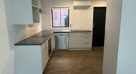 Cozy Two Bedroom Townhouse - Photo 5