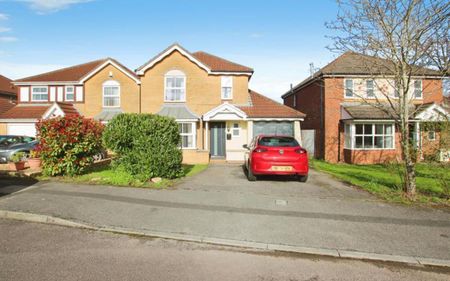 A 4 bedroom detached house in central Bradley Stoke. In very sought after location, close to schools and local amenities. Offered on an unfurnished basis in May. - Photo 4