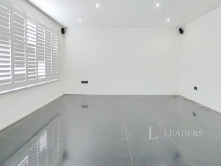 3 bedroom semi-detached house to rent - Photo 3