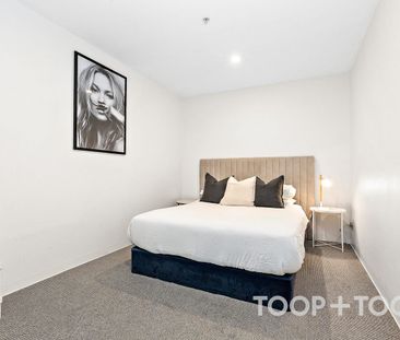 Stylish Fully Furnished Apartment with Park Views - Photo 5