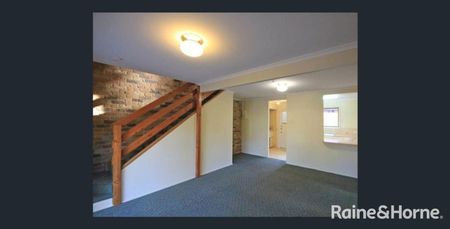 Convenient & Low-Maintenance Living - Just 500m from Loganholme Train Station! - Photo 3