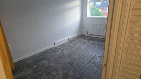 3 Bed Semi-Detached House, Bankfoot Walk, M8 - Photo 2