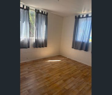 3 Bedroom Cottage with Sea Breezes - Photo 2