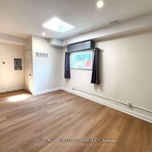 EXPOSED BRICK ON SUBWAY LINE 1 BED RENOVATED ENSUITE LAUNDRY - Photo 2