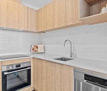 12th-Floor Luxury Apartment in Ellerslie – Fully Furnished! - Photo 5