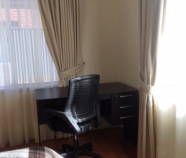 5-bedroom shared house / townhouse, Saint Bernards Road - Photo 2