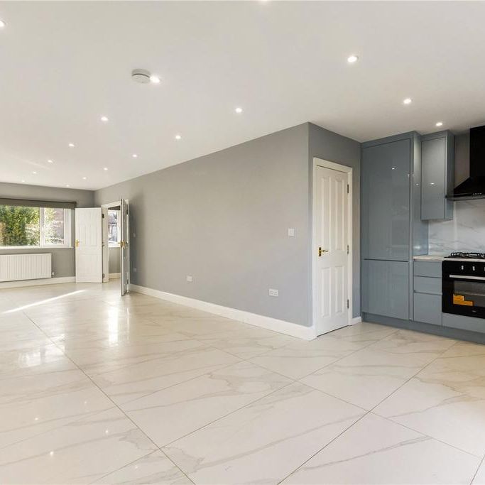 8 bedroom semi-detached house to rent - Photo 1