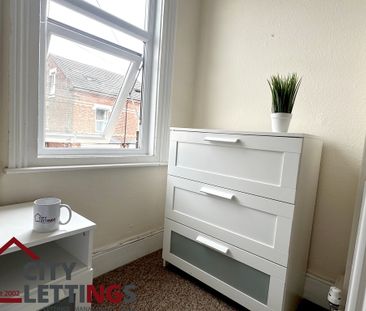 6 Bedroom Mid Terraced House - Photo 4