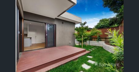 STYLISH, MODERN AND SPACIOUS TOWNHOUSE! - Photo 5