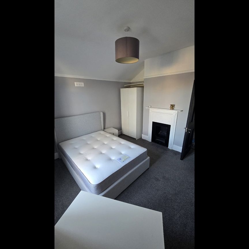 Room in a Shared House, Melfort Rd, CR7 - Photo 1