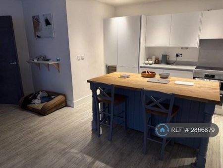 2 bedroom penthouse to rent - Photo 4