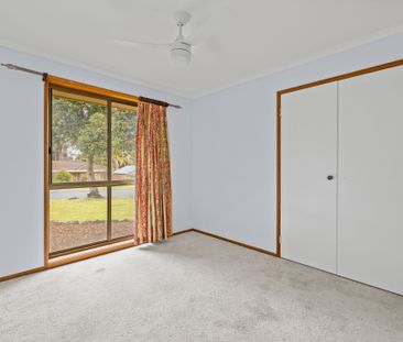 CENTRAL FAMILY HOME IN THURGOONA!! CLOSE TO ABSOLUTE EVERYTHING!! - Photo 2