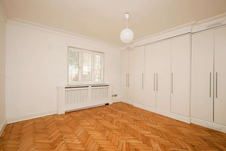 A spacious and well presented three bedroom property, enjoying generous front and rear gardens, situated on this popular residential road within easy reach of central Putney. - Photo 3