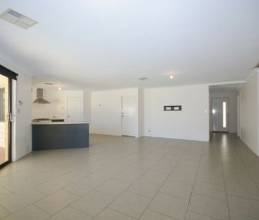 Large Family Home with Swimming Pool! - Photo 1