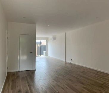 “Spacious & Modern 3-Bedroom Townhouse In Prime Craigieburn Location” - Photo 4