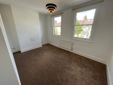 3 Bed Terraced House, Dundee Road, SE25 - Photo 2