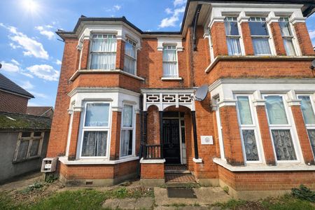 Station Lane, Hornchurch RM12, London - Photo 4