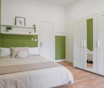 Room in a shared 6-bedroom apartment for rent in Palacio, Madrid - Photo 4