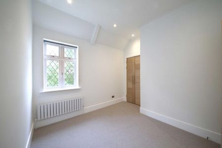 A beautiful home situated within the original gatehouse of Bears Rails Park, an exclusive gated development bordering the Deer Park in Windsor Great Park. - Photo 3